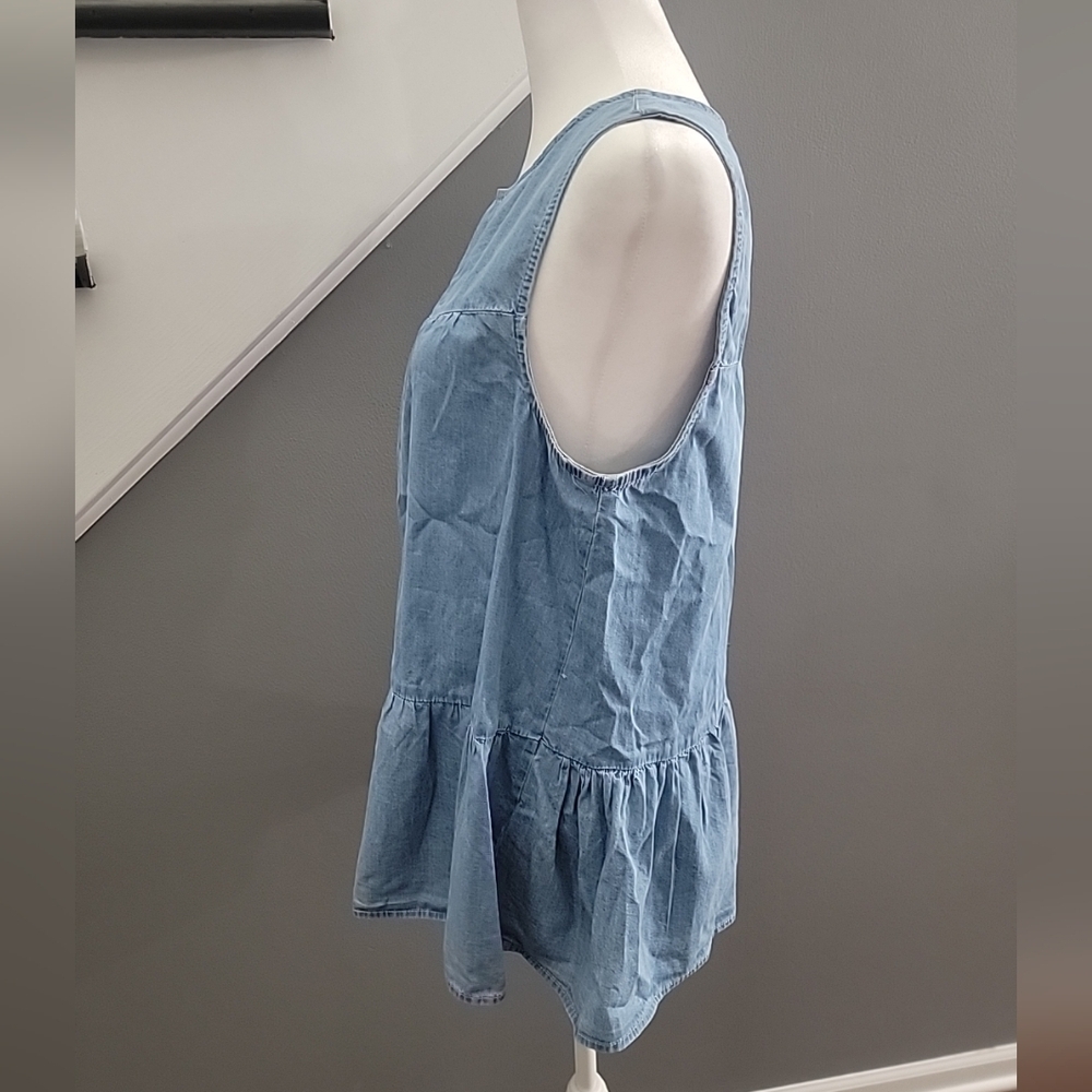 Beach Lunch Lounge Lee Tiered Sleeveless Chambray Shirt Size Medium - Picture 4 of 7